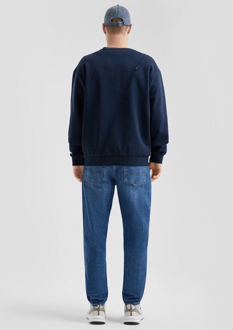 Sweatshirt mit asymmetrischer Teilungsnaht