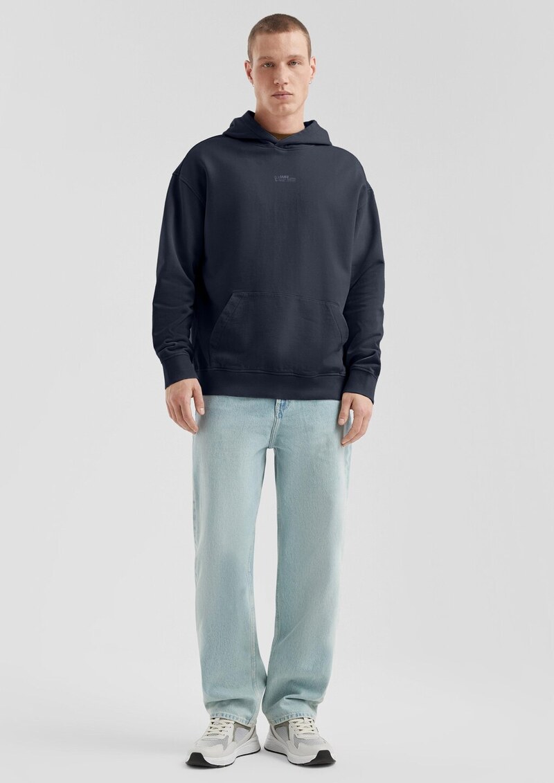 Gewaschener Hoodie mit kleinem Frontprint