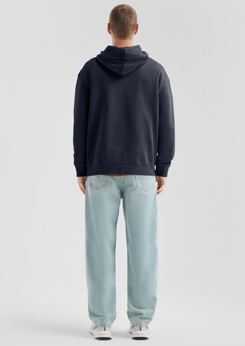 Gewaschener Hoodie mit kleinem Frontprint