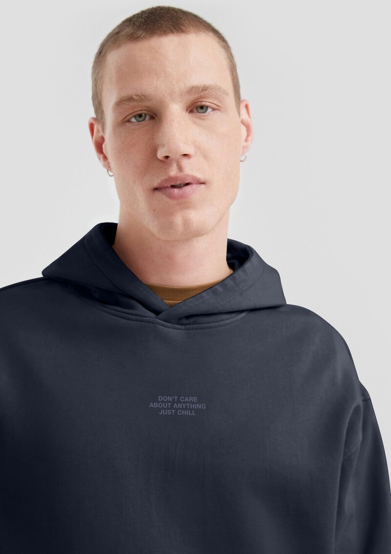 Gewaschener Hoodie mit kleinem Frontprint