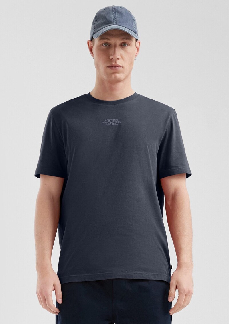 Basic Rundhals-T-Shirt mit kleinem Frontprint