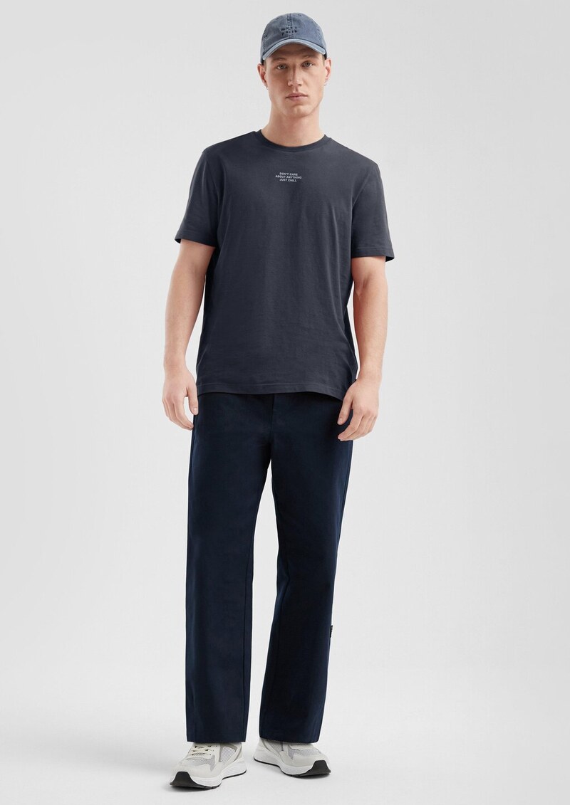 Basic Rundhals-T-Shirt mit kleinem Frontprint