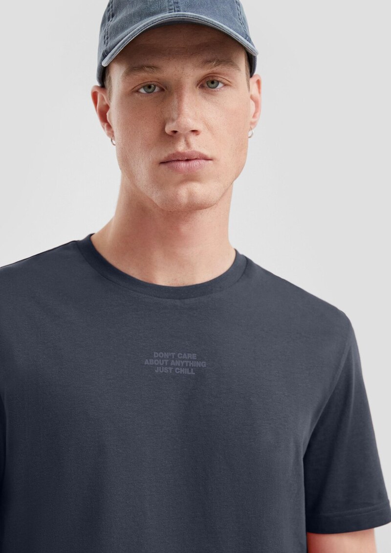 Basic Rundhals-T-Shirt mit kleinem Frontprint