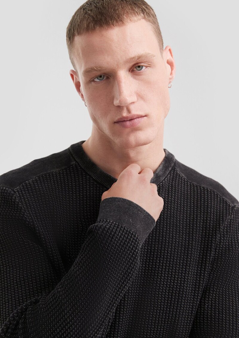 Gewaschener Strickpullover mit Strukturmuster
