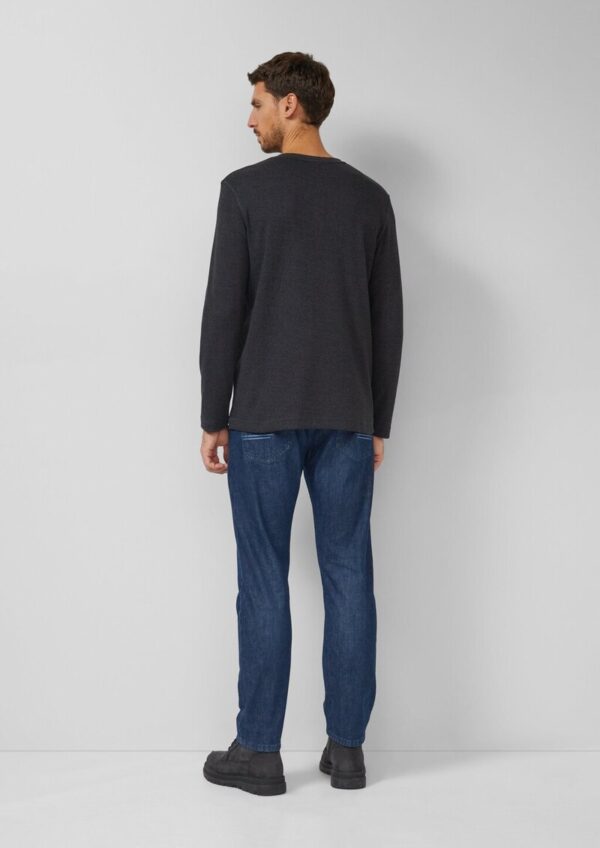 Geripptes Longsleeve mit Henleyausschnitt