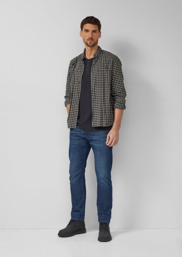 Geripptes Longsleeve mit Henleyausschnitt