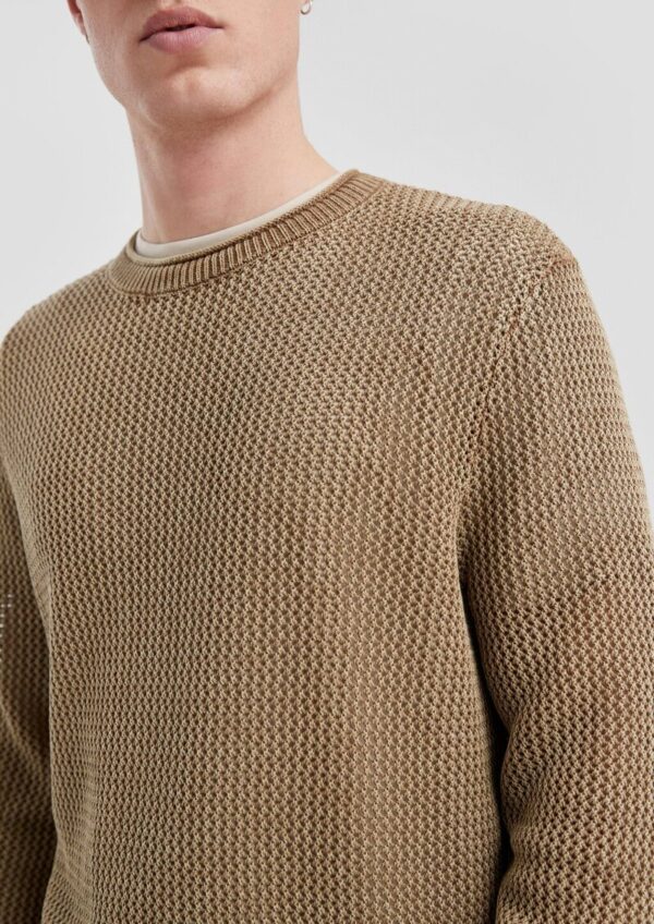 Gewaschener Strickpullover mit Strukturmuster