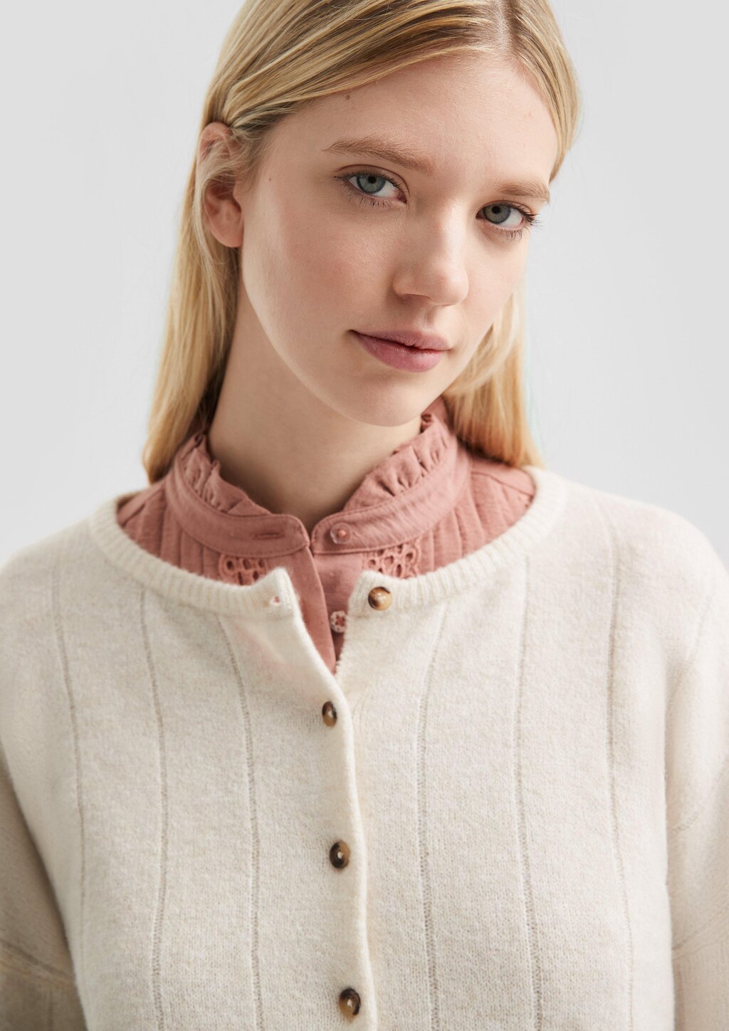 Weicher Cardigan mit überschnittenen Schultern