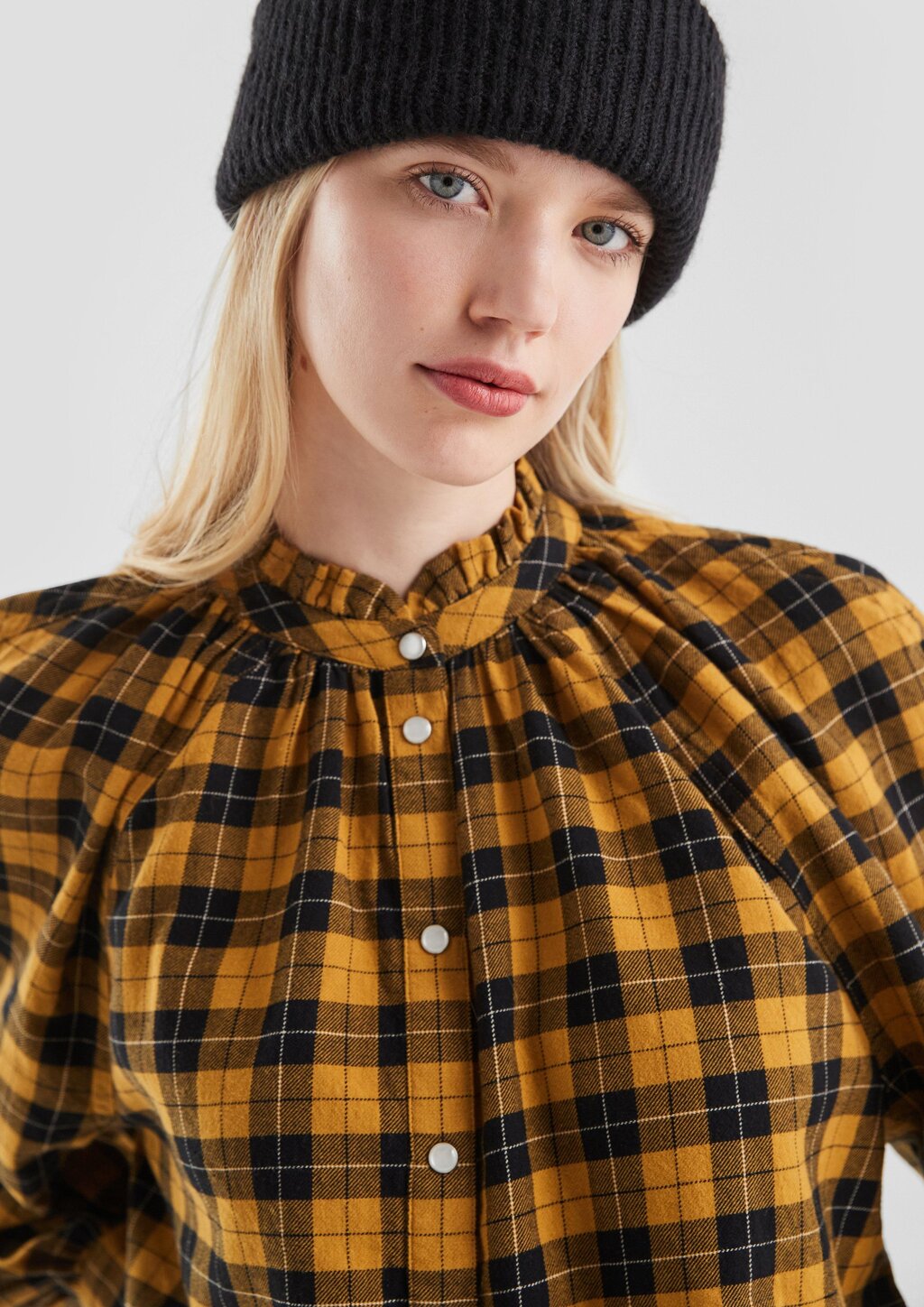 Karobluse mit Raglanärmel und Rüsche am Stehkragen