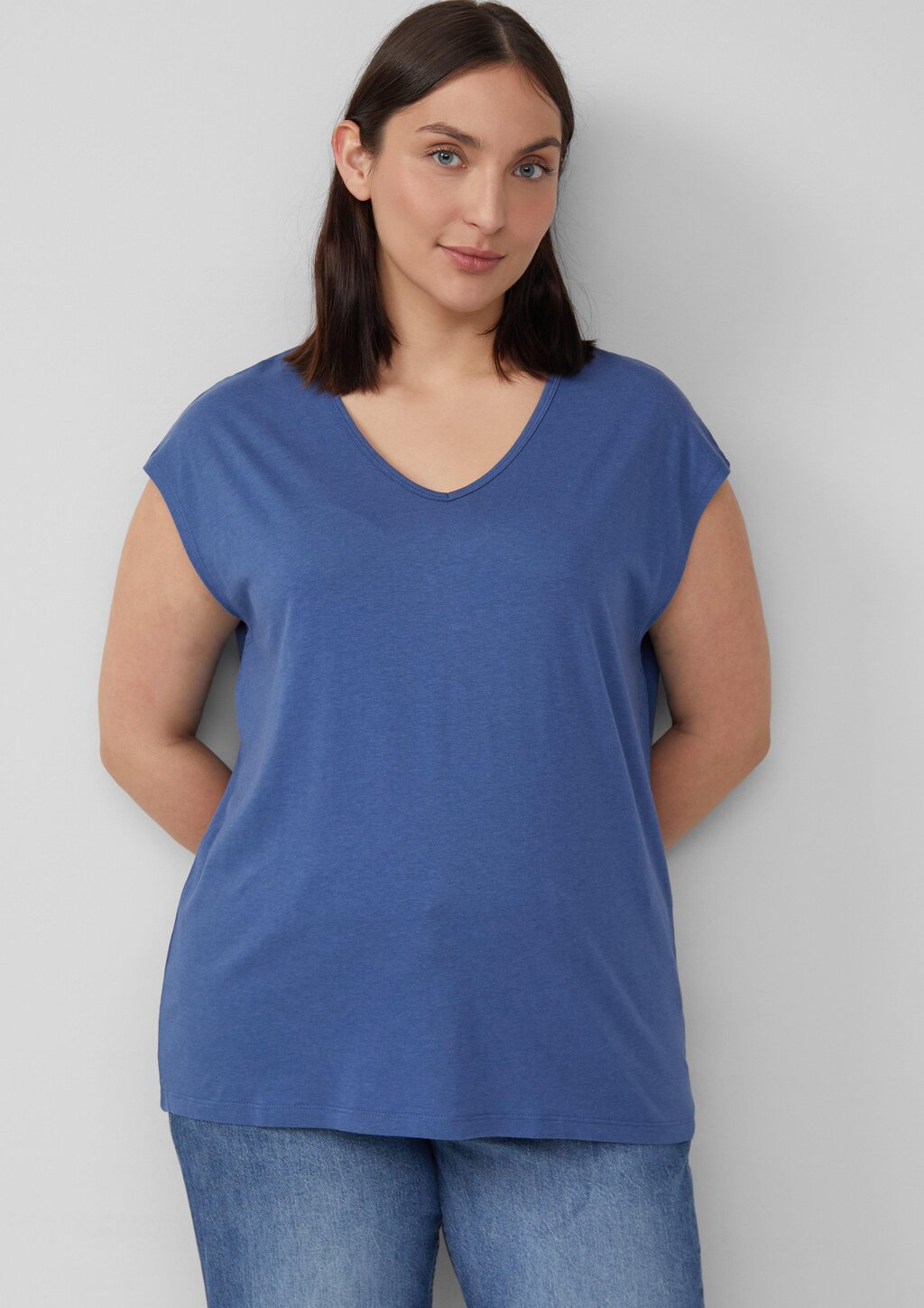 T-Shirt mit V-Ausschnitt im Relaxed Fit