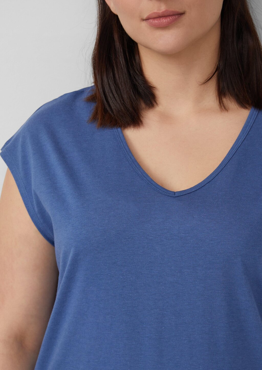 T-Shirt mit V-Ausschnitt im Relaxed Fit