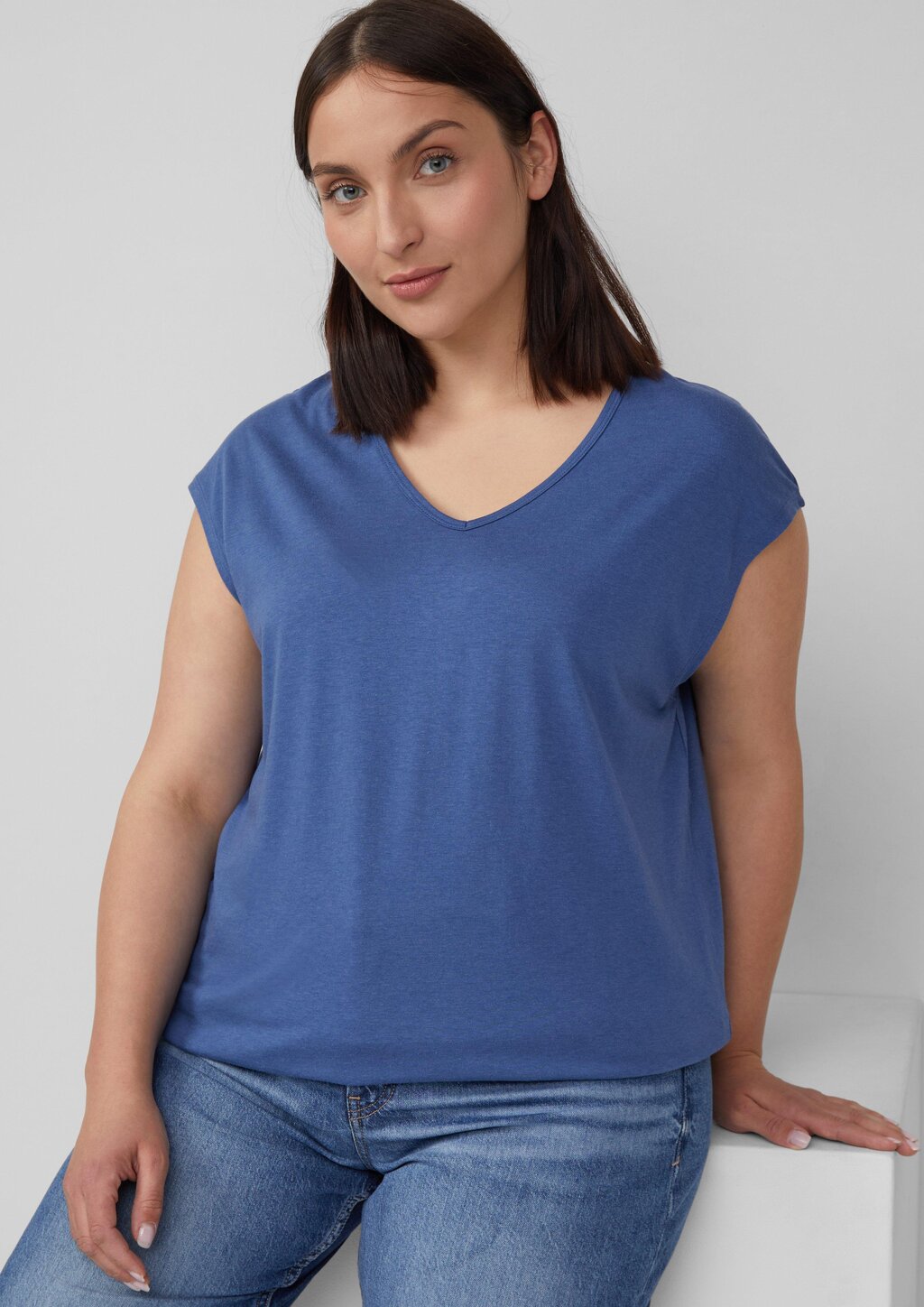 T-Shirt mit V-Ausschnitt im Relaxed Fit