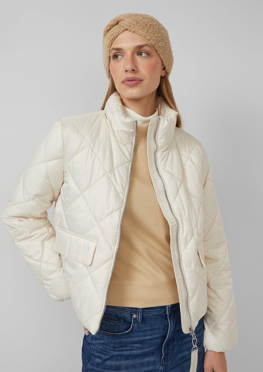 Stirnband aus Bouclé-Strick mit Twist-Detail