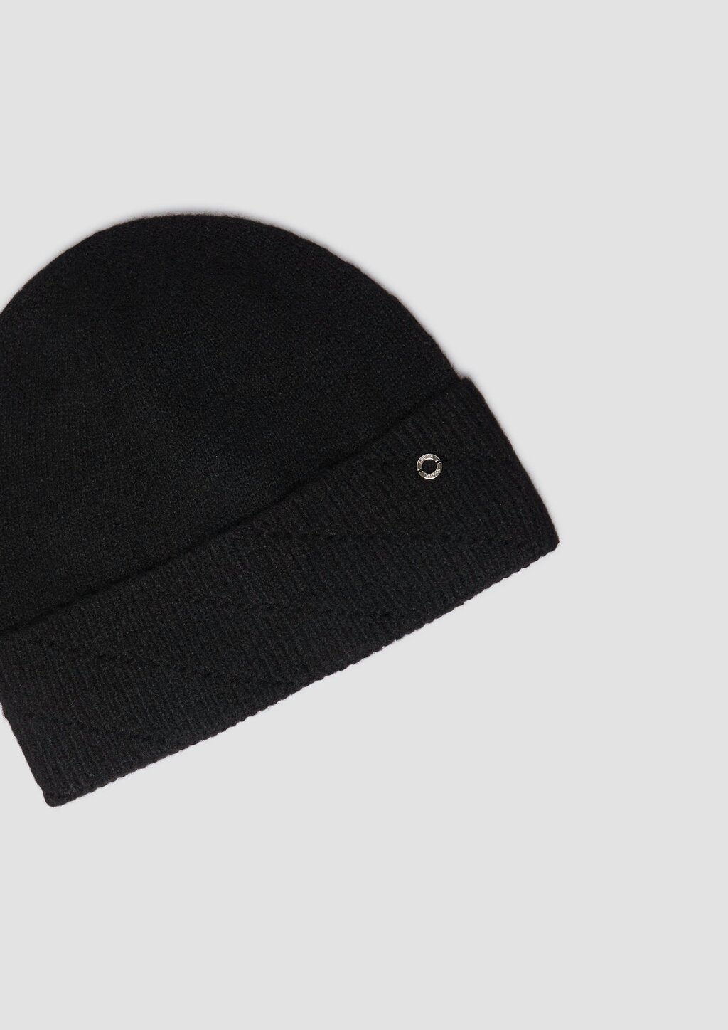 Feinstrick-Beanie mit dezenter Applikation