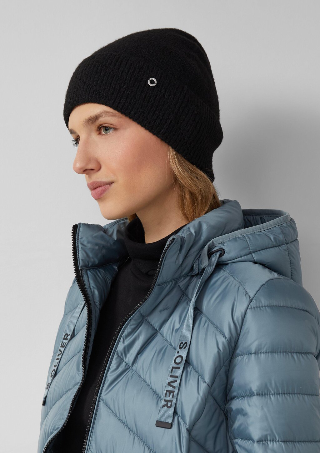 Feinstrick-Beanie mit dezenter Applikation