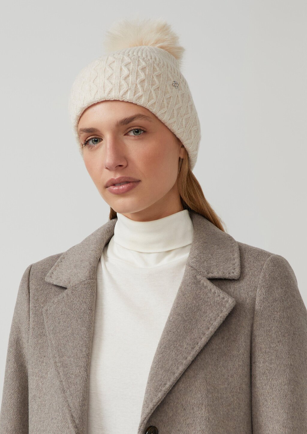 Strickmütze mit Fellimitat-Bommel und Fleece-Einsatz