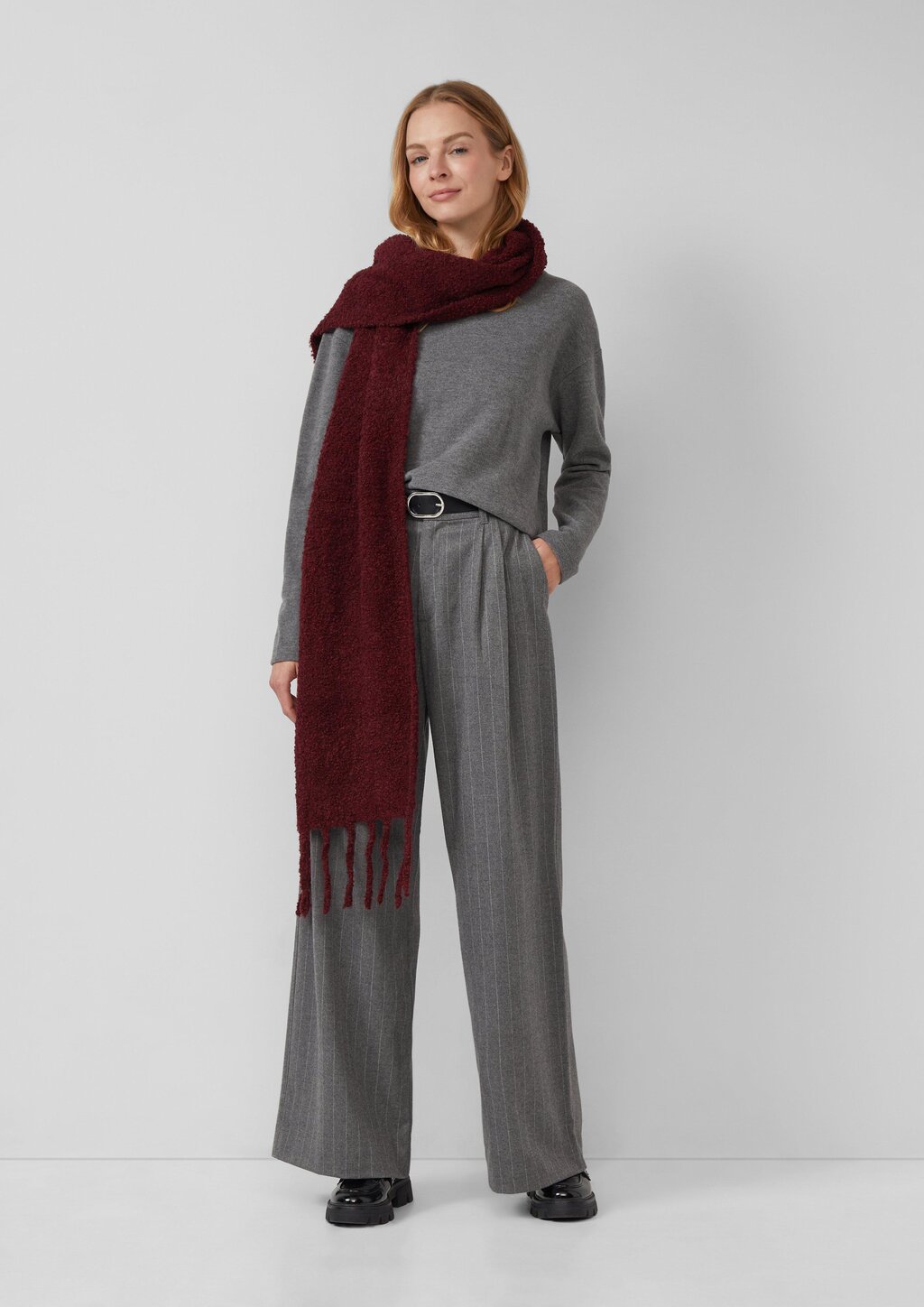 Schal in Bouclé-Optik mit Fransen