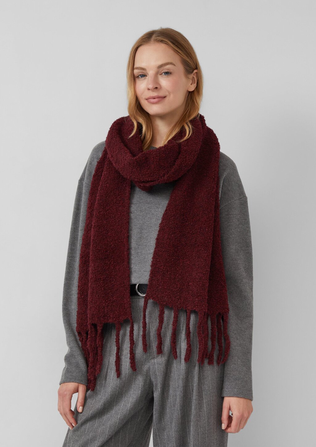 Schal in Bouclé-Optik mit Fransen