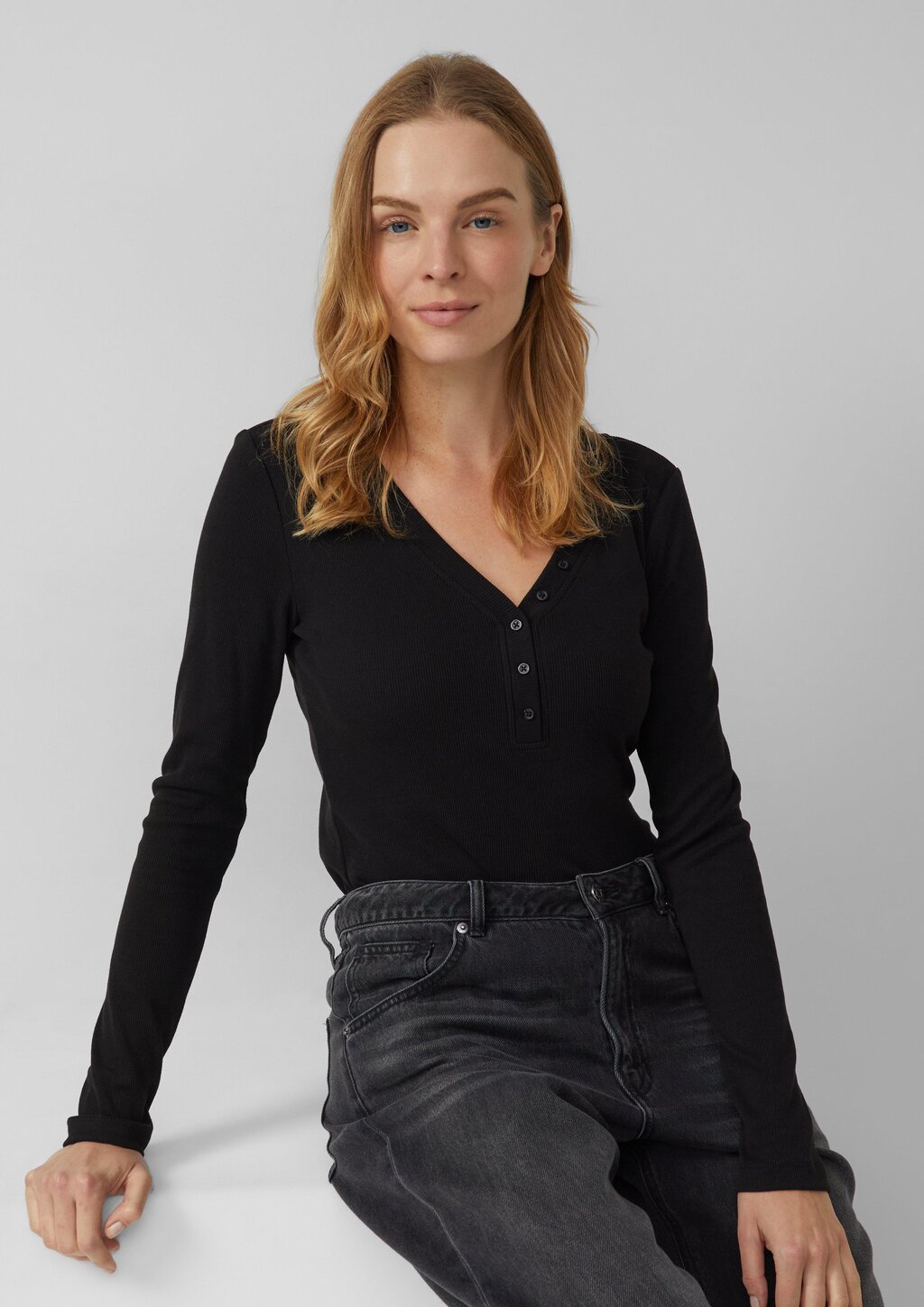 Geripptes Longsleeve mit Henleyausschnitt