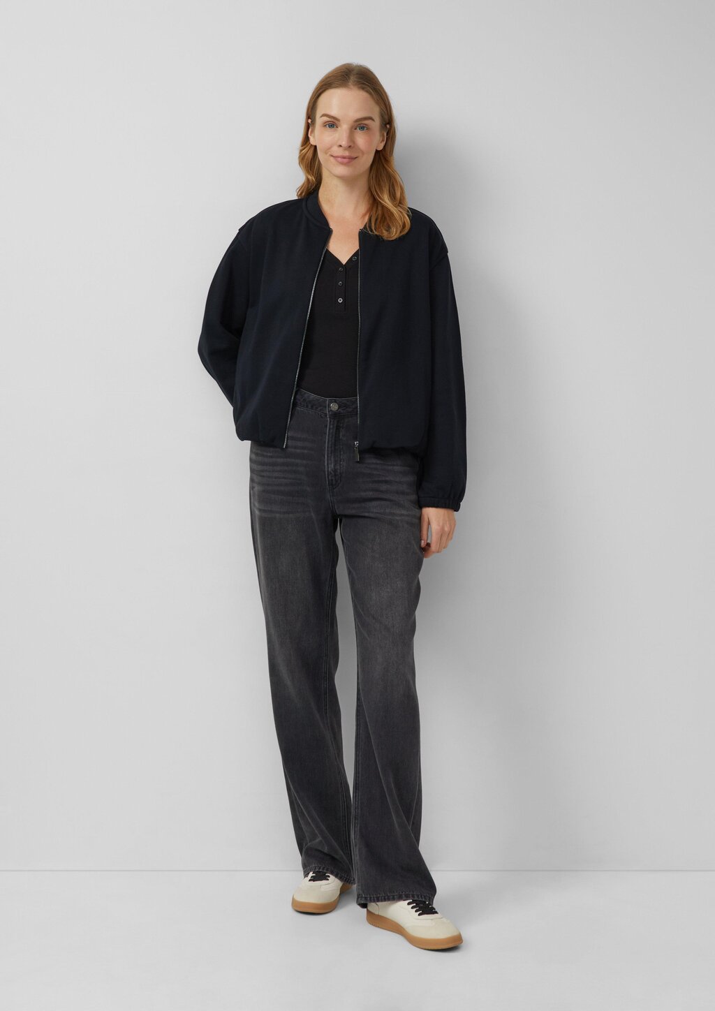 Geripptes Longsleeve mit Henleyausschnitt