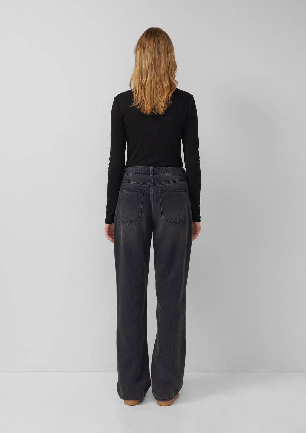 Geripptes Longsleeve mit Henleyausschnitt