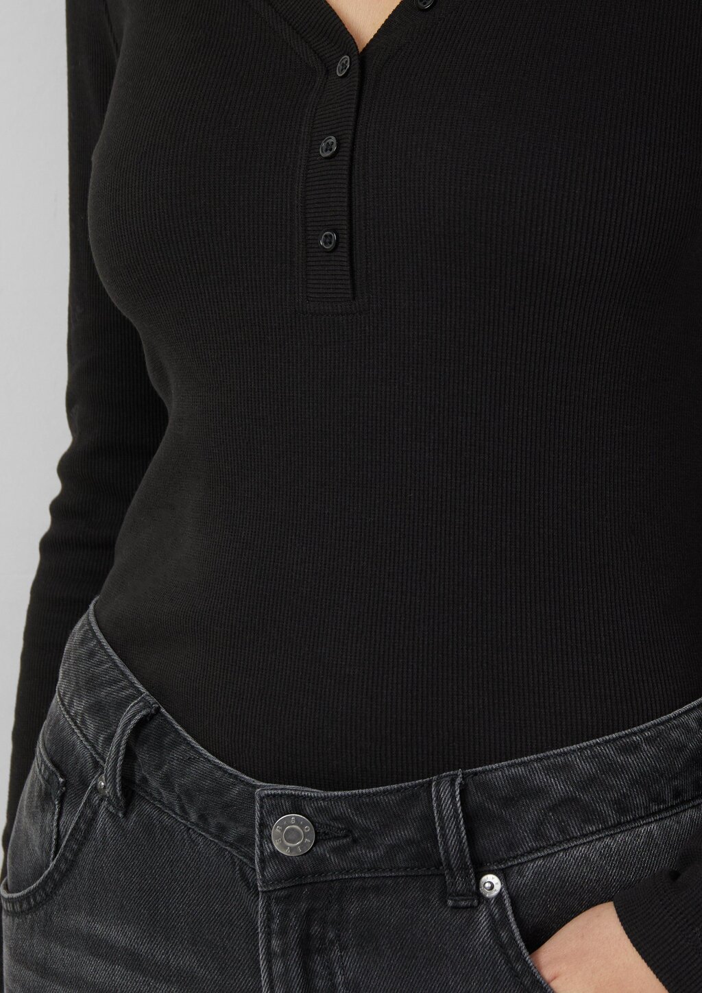 Geripptes Longsleeve mit Henleyausschnitt