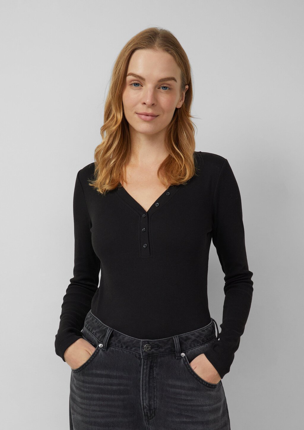 Geripptes Longsleeve mit Henleyausschnitt