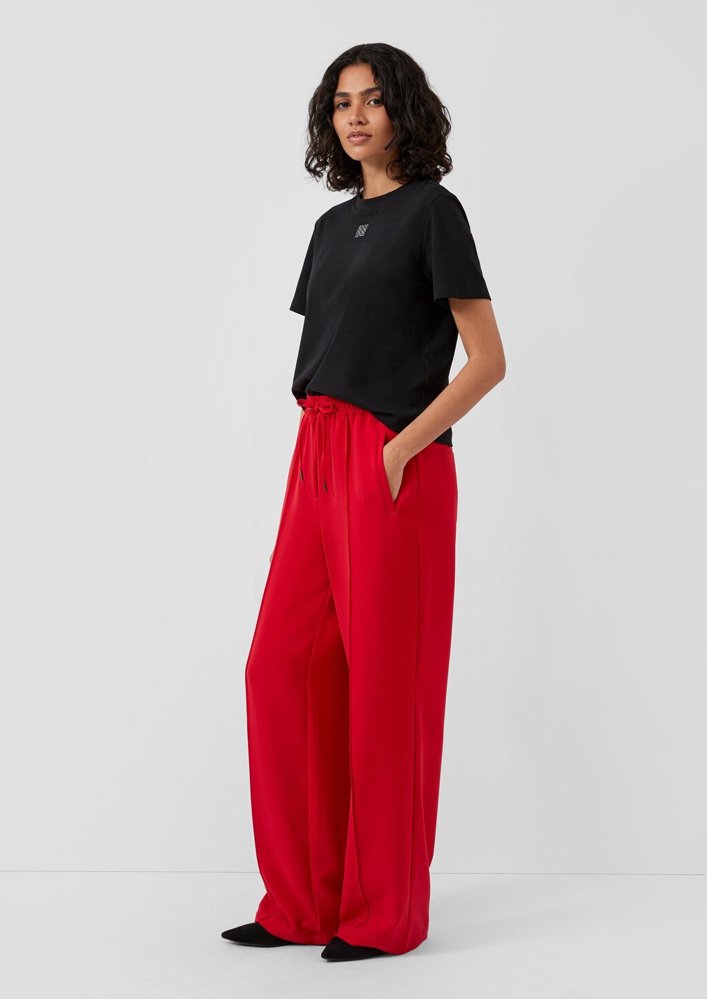 Fließende Hose mit geradem Bein und Elastikbund