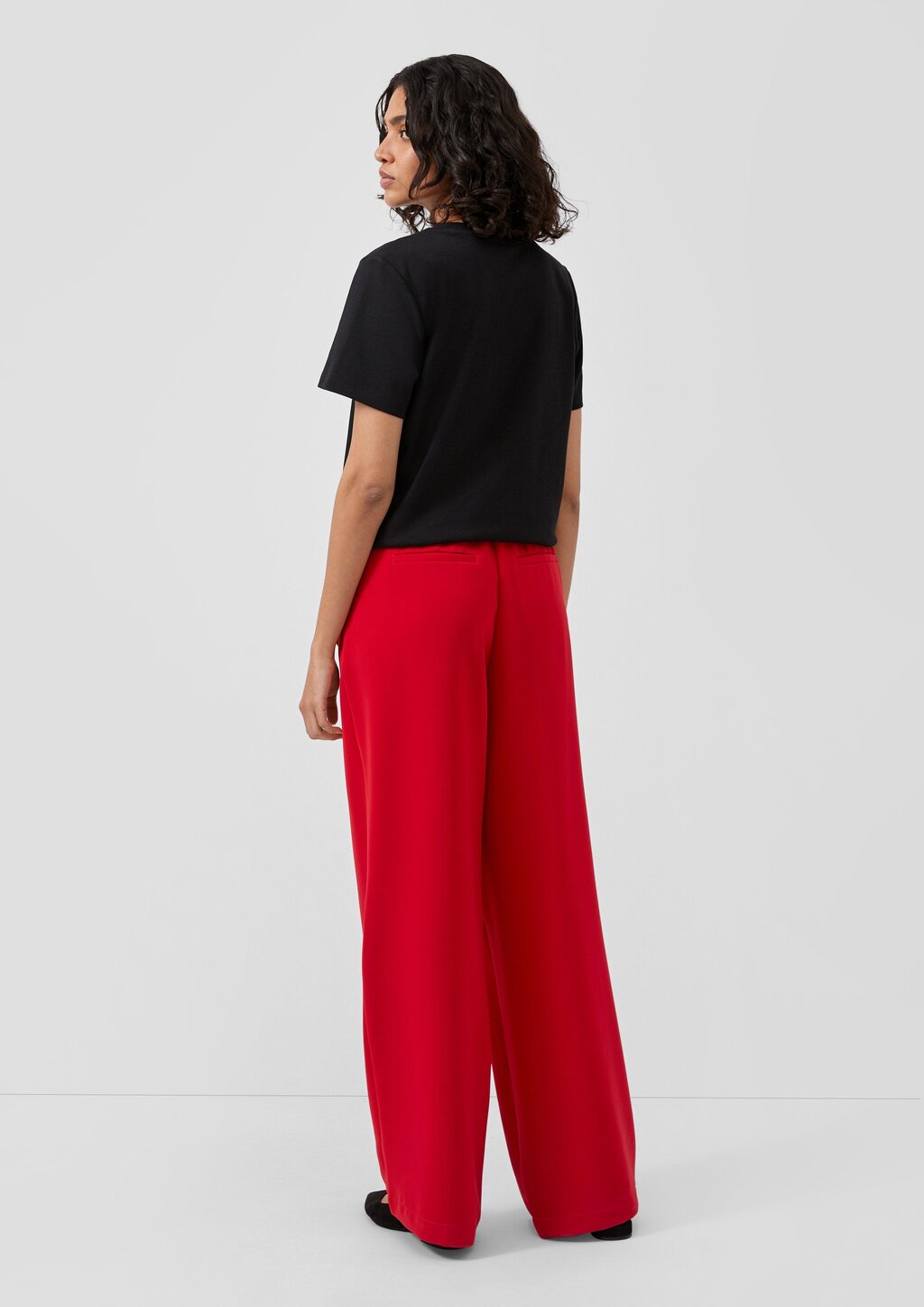 Fließende Hose mit geradem Bein und Elastikbund