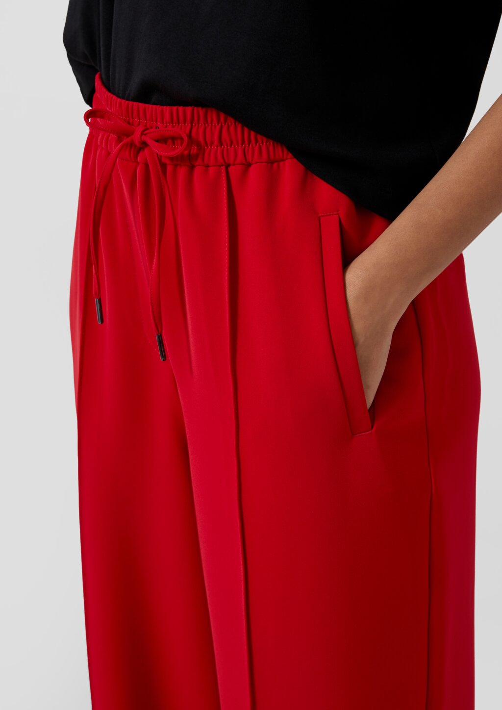 Fließende Hose mit geradem Bein und Elastikbund