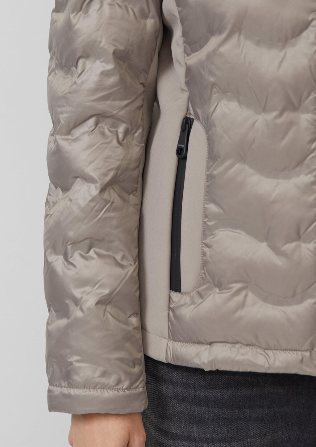 Leichte Jacke im Fabricmix mit abnehmbarer Kapuze