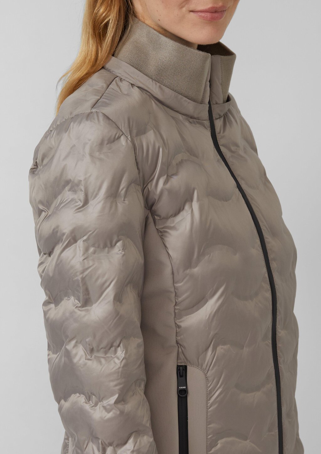 Leichte Jacke im Fabricmix mit abnehmbarer Kapuze