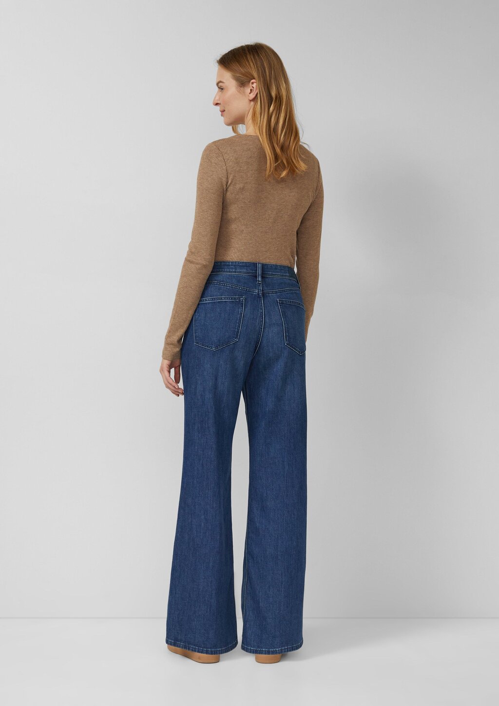 Geripptes Longsleeve mit V-Ausschnitt