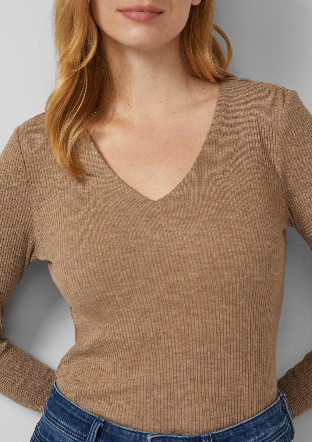 Geripptes Longsleeve mit V-Ausschnitt