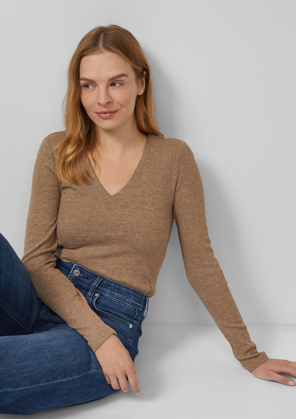 Geripptes Longsleeve mit V-Ausschnitt