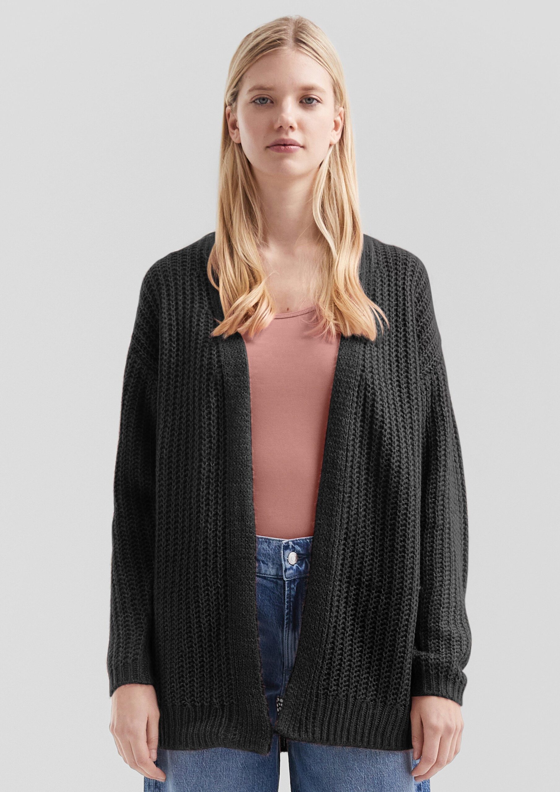 Locker gestrickte Jacke mit überschnittener Schulter