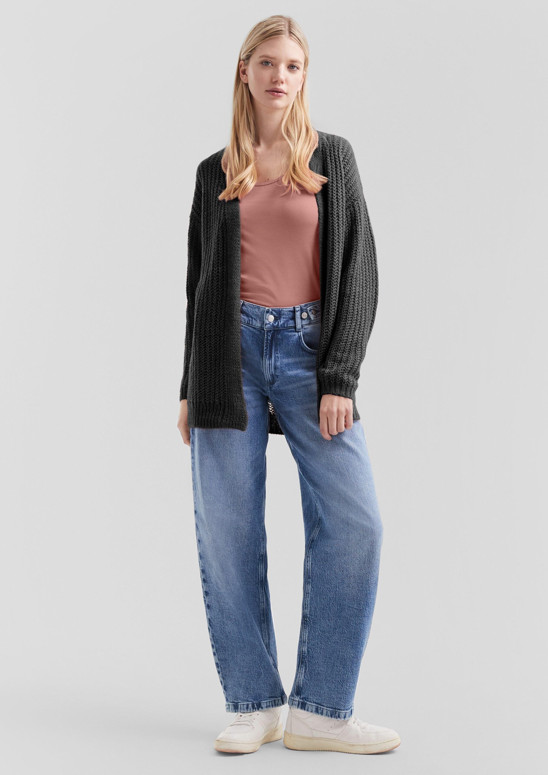 Locker gestrickte Jacke mit überschnittener Schulter