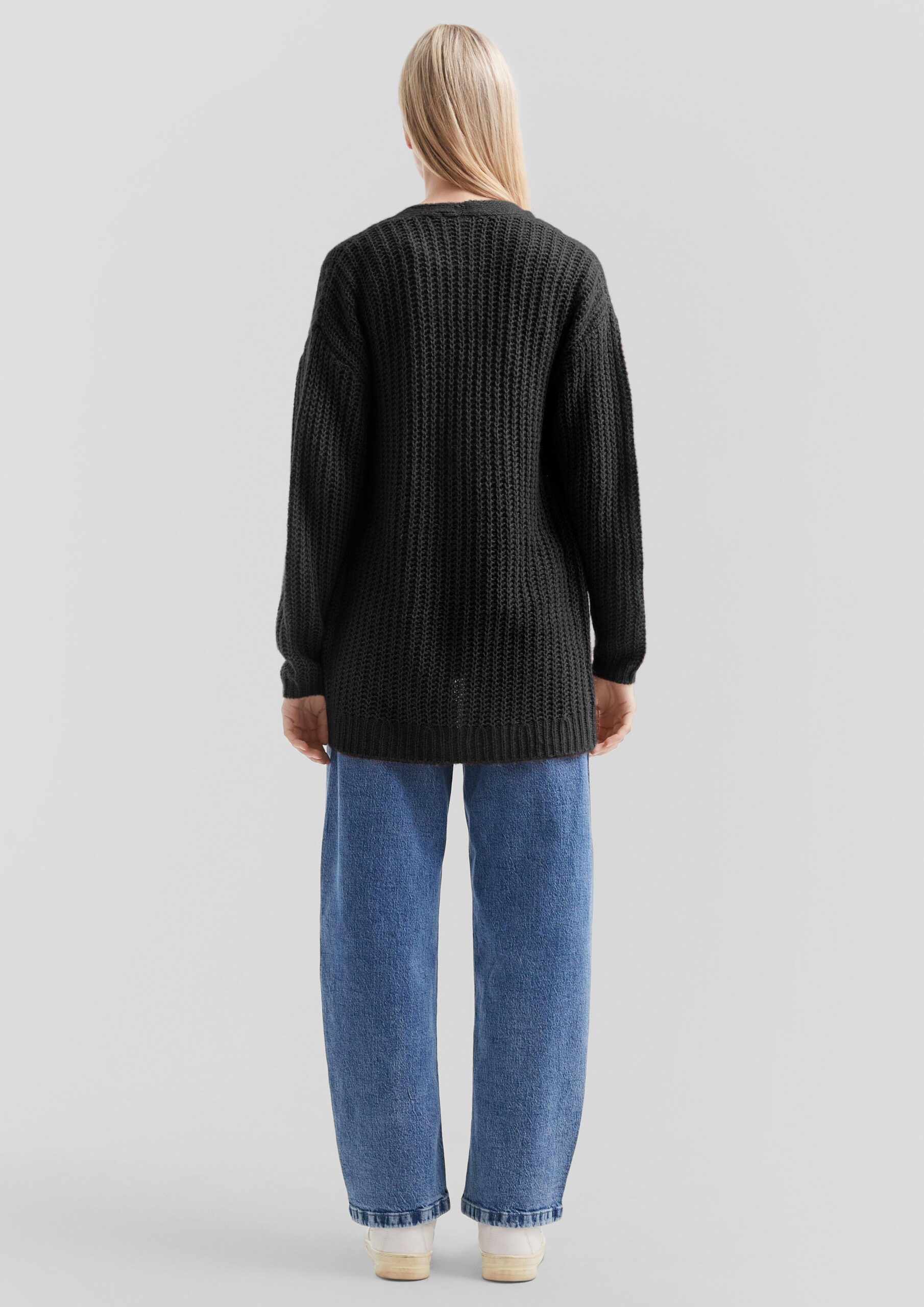 Locker gestrickte Jacke mit überschnittener Schulter