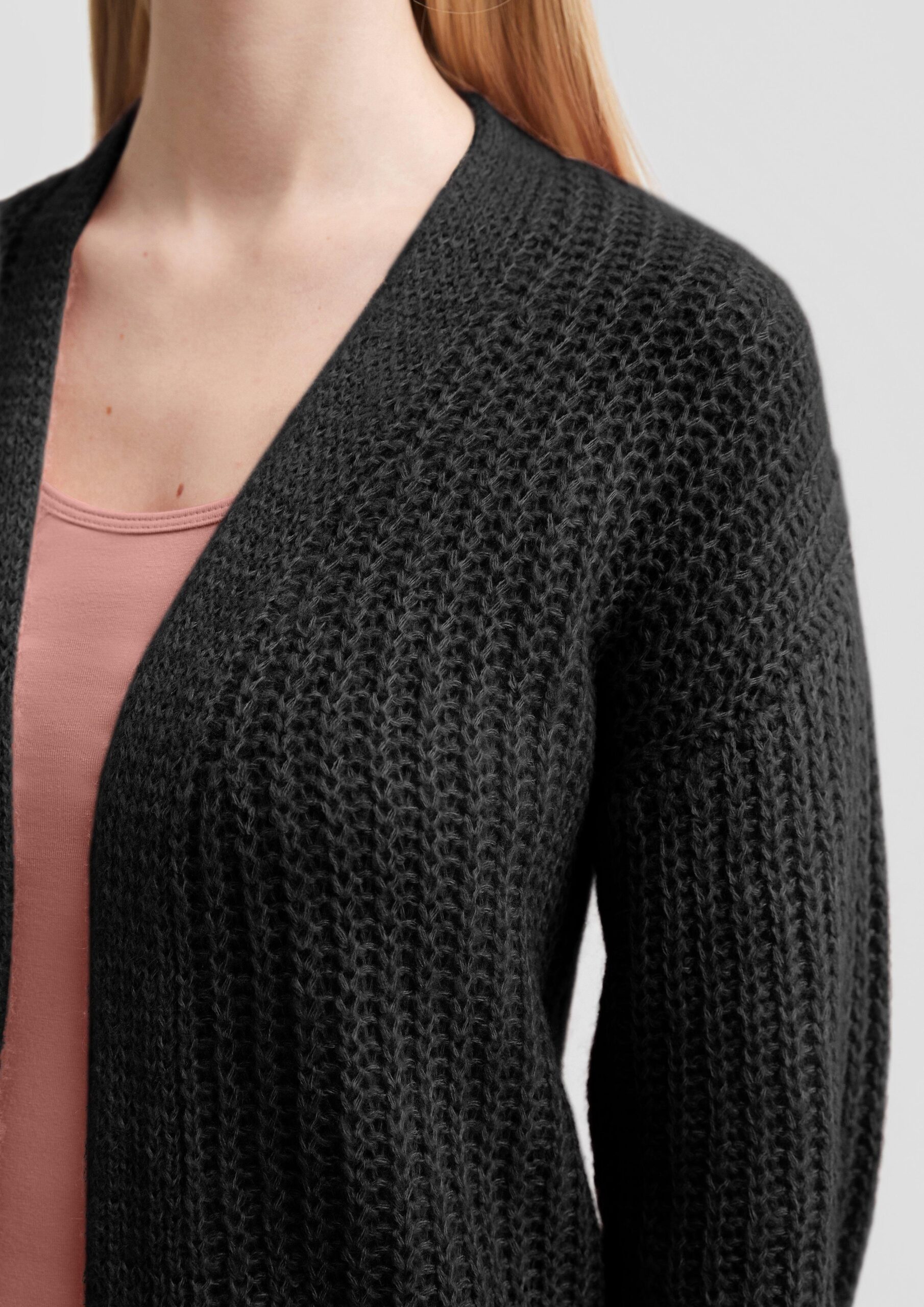 Locker gestrickte Jacke mit überschnittener Schulter