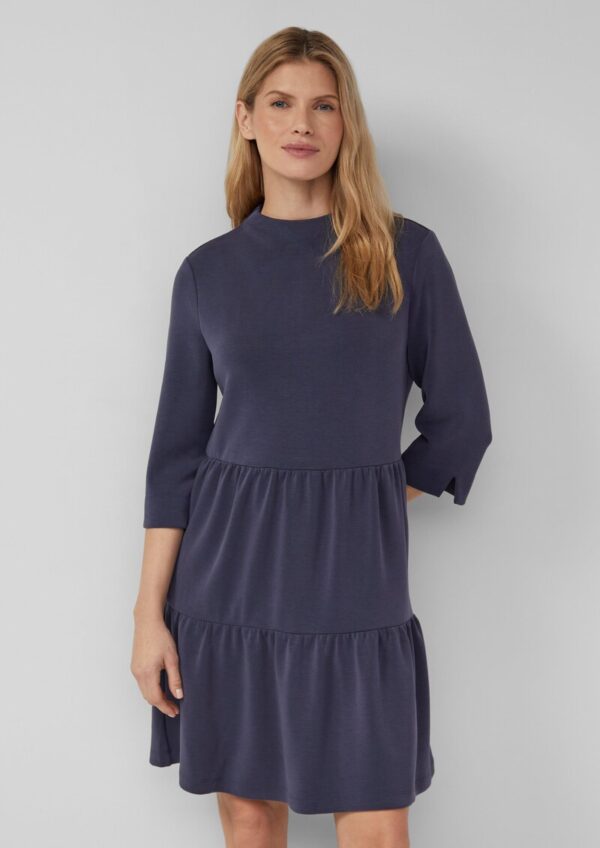 Kurzes Stufen-Kleid aus Scuba