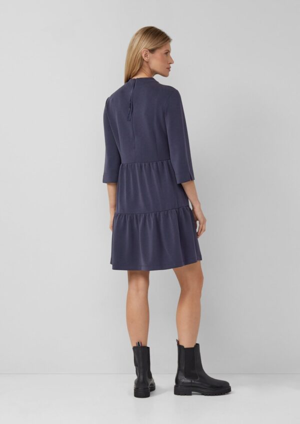 Kurzes Stufen-Kleid aus Scuba