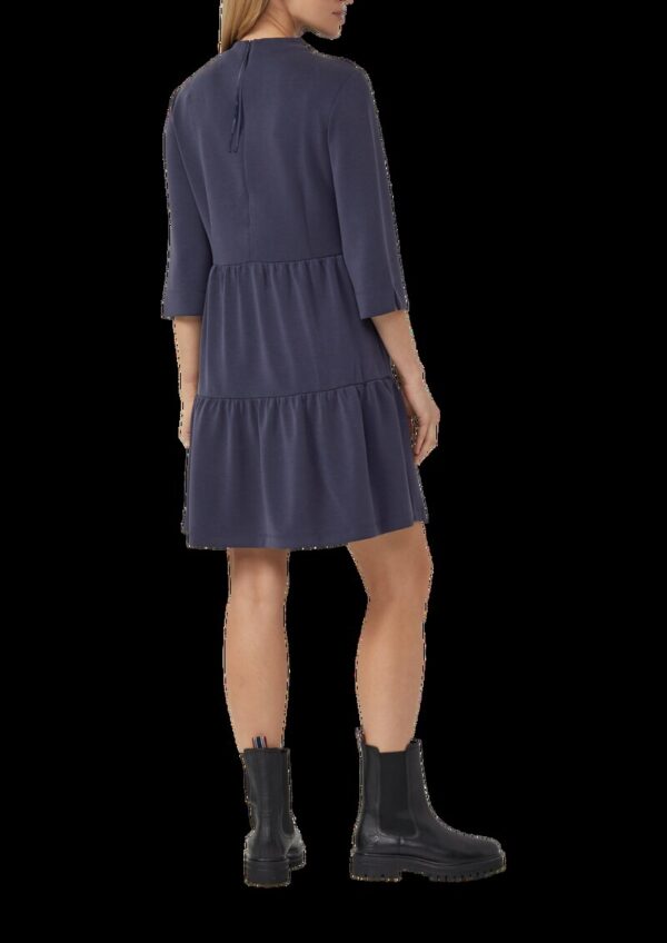 Kurzes Stufen-Kleid aus Scuba