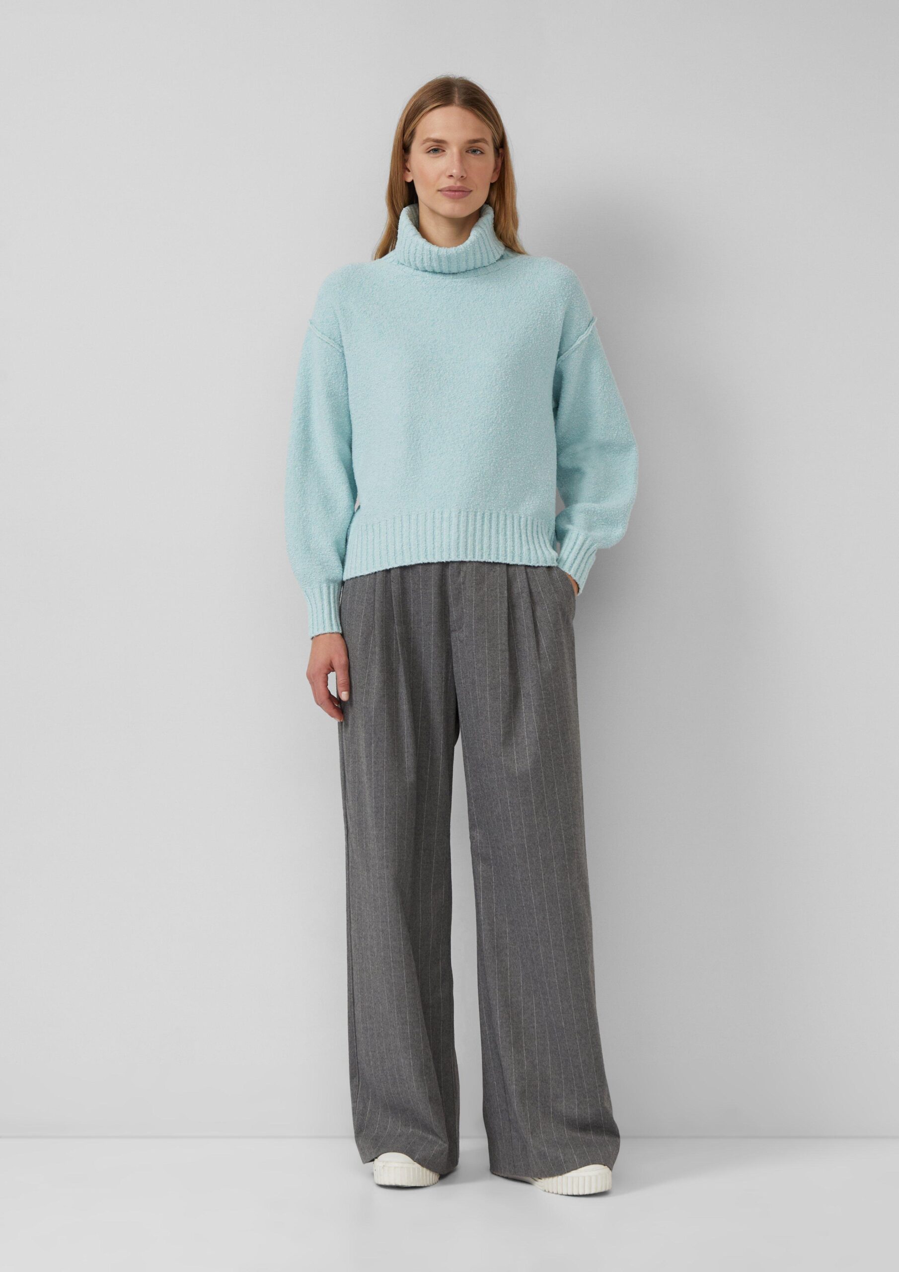 Bouclé-Strickpullover mit Rollkragen