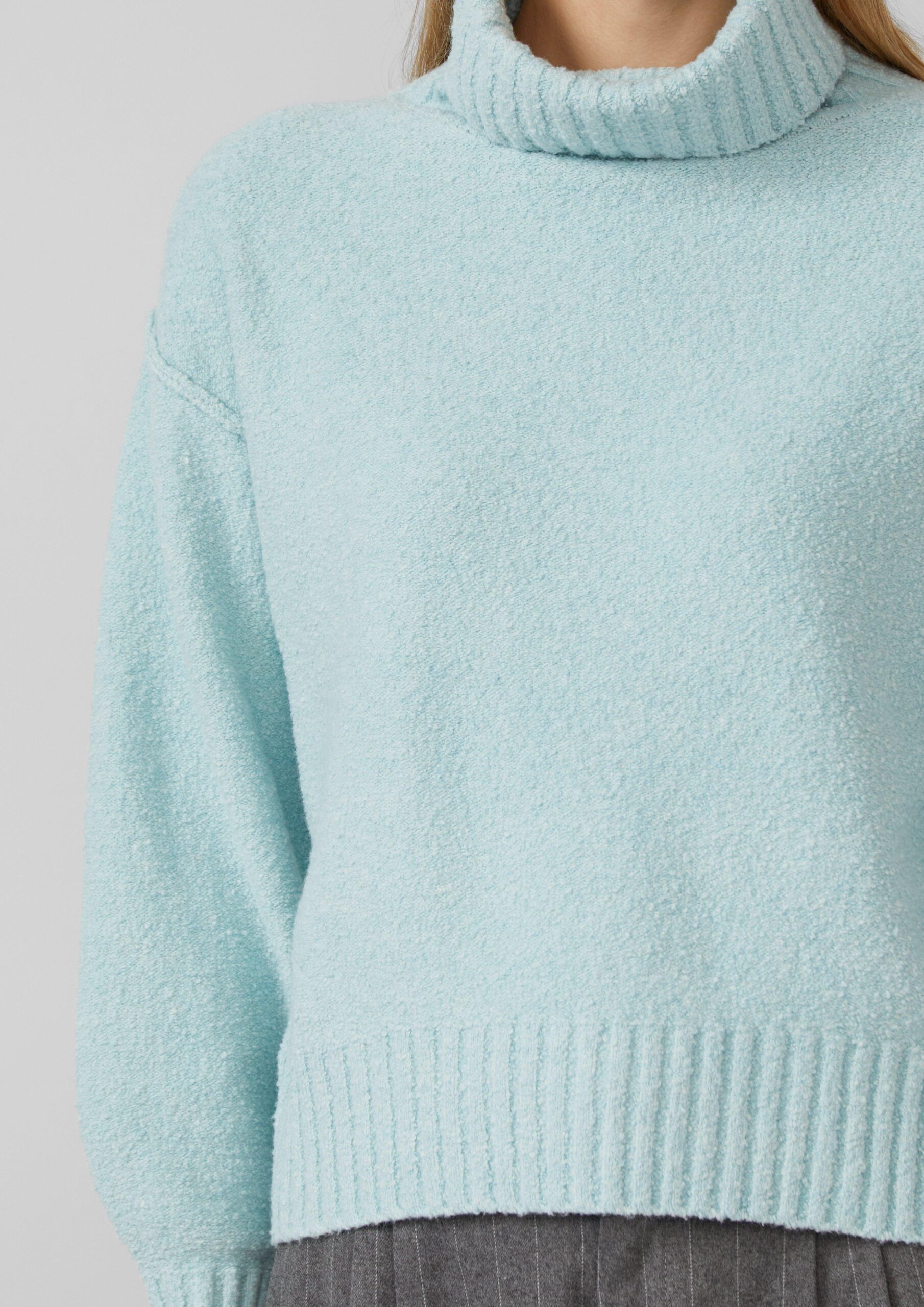 Bouclé-Strickpullover mit Rollkragen