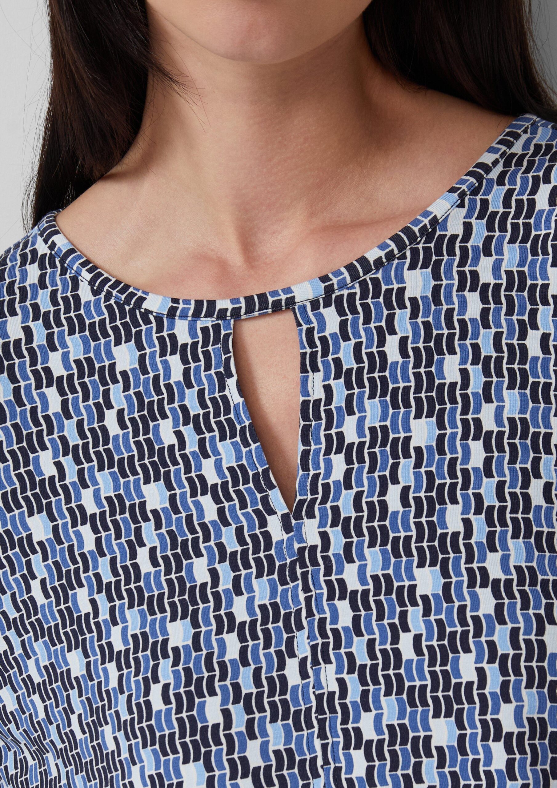 T-Shirt mit All-over-Print und Elastikbündchen