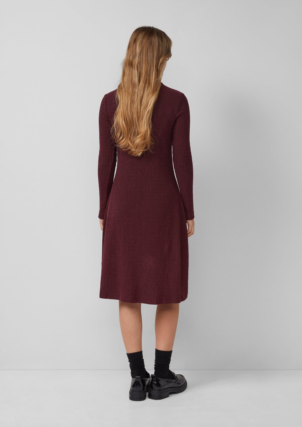 Strukturiertes Jerseykleid mit ausgestelltem Saum