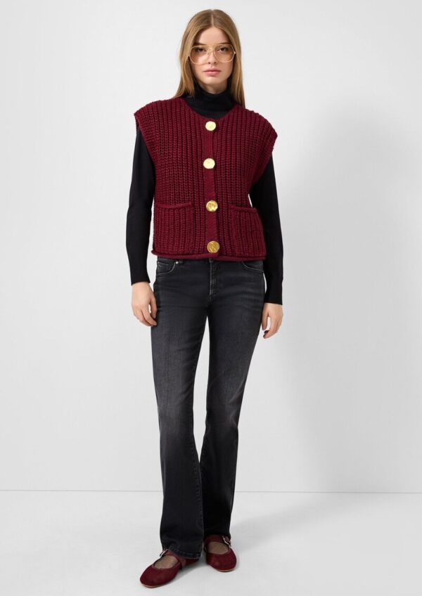 Strickweste mit goldfarbenen Knöpfen