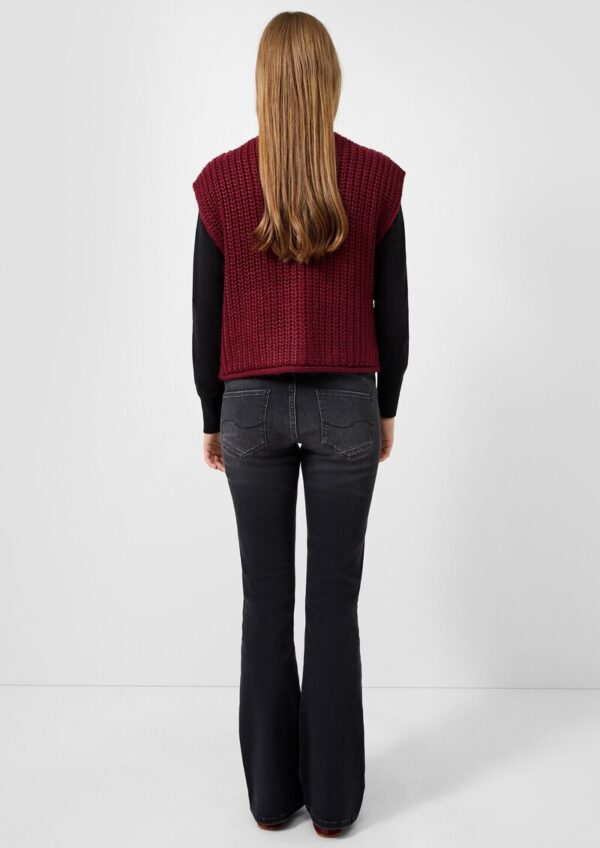 Strickweste mit goldfarbenen Knöpfen