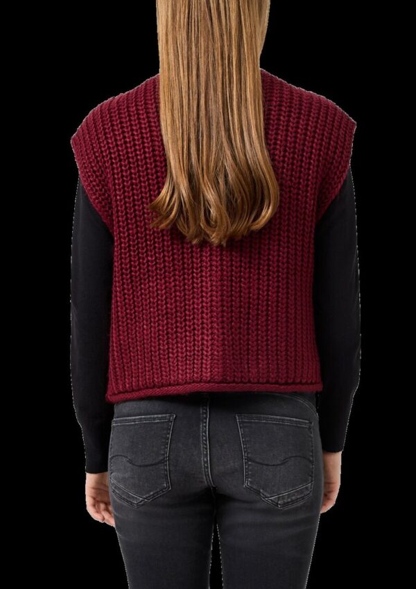 Strickweste mit goldfarbenen Knöpfen