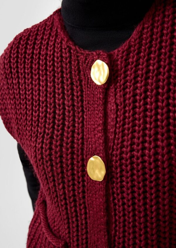 Strickweste mit goldfarbenen Knöpfen